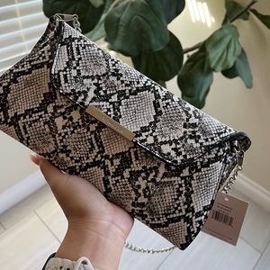 Steve Madden: Magnetic mini bag/clutch in white & black snake print! 🖤🩶🤍
